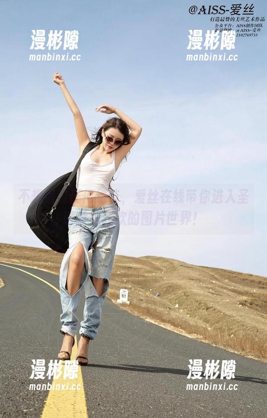 不想错过任何细节，爱丝在线带你进入圣诞丝袜狂欢的图片世界！