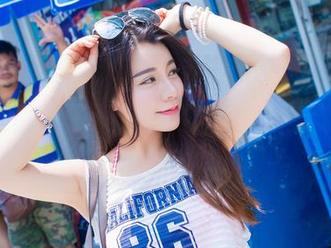 IMiss爱蜜社 – 蕾蕾醒了没的棉袜写真：在沉闷的日子里，她用袜子给生活加点颜色！
