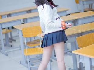 Shika小鹿鹿最新的JK写真集更新，细腻得让我觉得呼吸都变得轻柔。