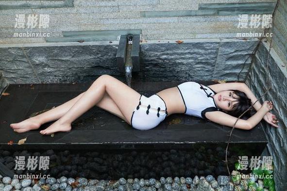 TuiGirl推女郎 - 解锁王依萌的裸足网盘，下载后你会发现，脚也能如此吸引！