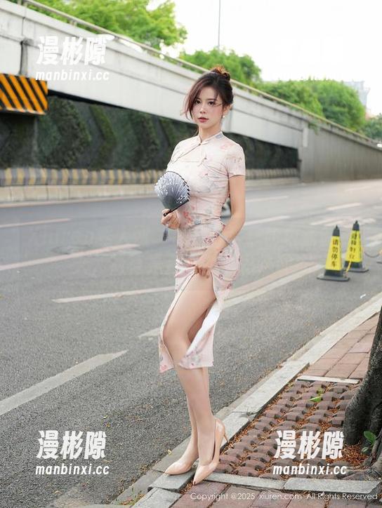 Xiuren秀人网 - 图片分享：萌白酱的夏天，简直是青春的色彩炸弹！