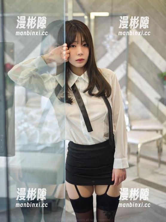 打开Wuyo的御姐写真合集，仿佛进入了另一个次元的狂欢！