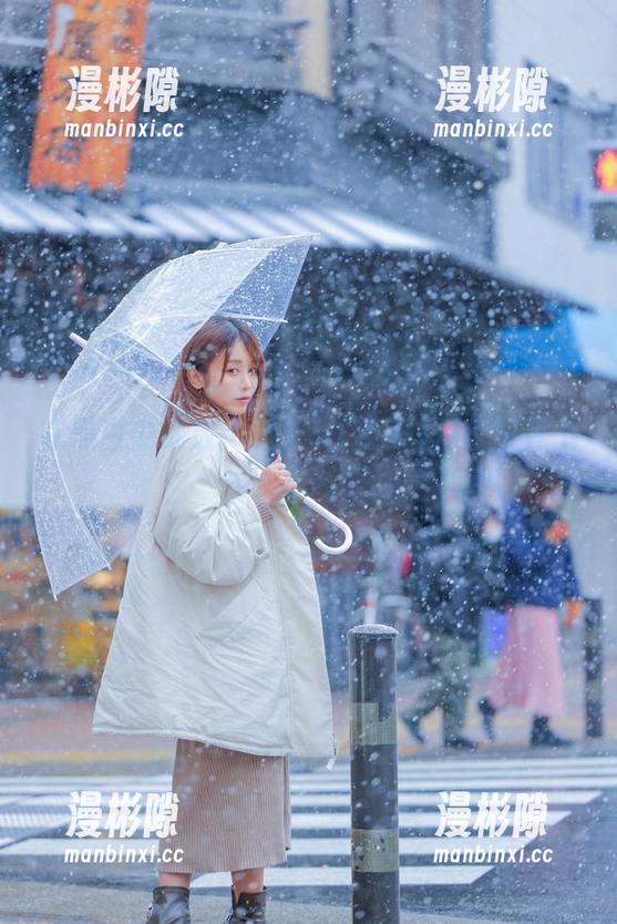 在黑白中绽放：いくみ(育美)网盘写真上线！抓紧吧！