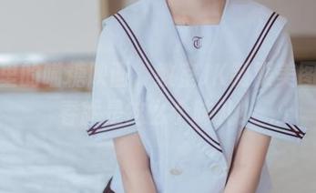 照片里的喵糖映画，教室JK制服美图，青春就是这么个味儿！