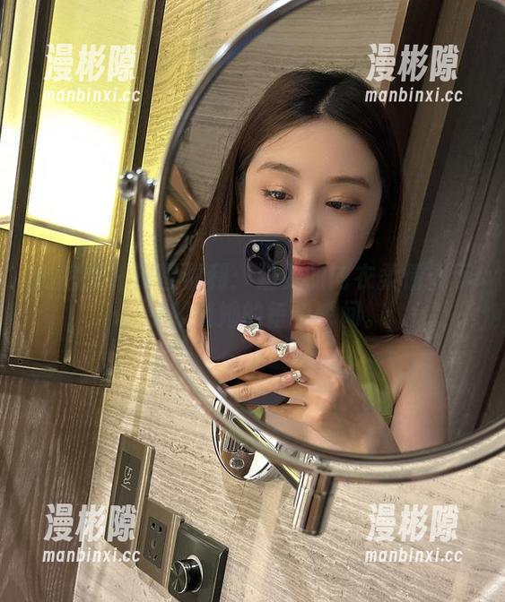 微密圈 - 原图福利：奶雯的内衣柔情展示，想知道她的每个瞬间。