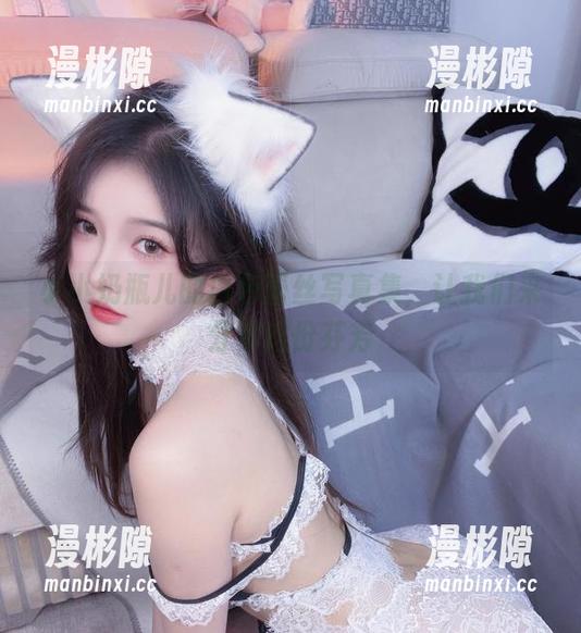 小小奶瓶儿的白色蕾丝写真集，让我们来分享这份芬芳