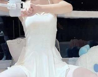 微密圈 – 谁说小萌子的网袜只是秀腿？看看这些写真，挂着光环的魅力。