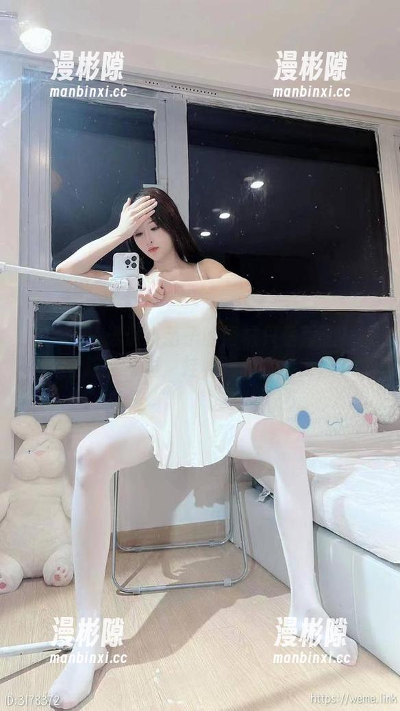 微密圈 - 谁说小萌子的网袜只是秀腿？看看这些写真，挂着光环的魅力。