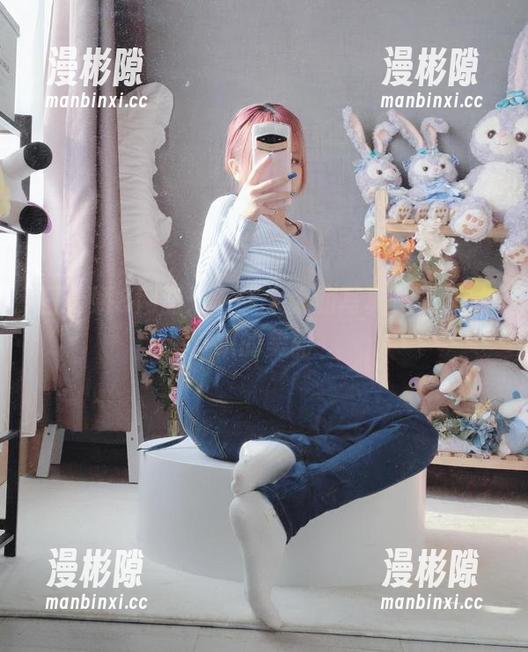 日奈娇&网盘：下属太太的写真，光影交织的美丽