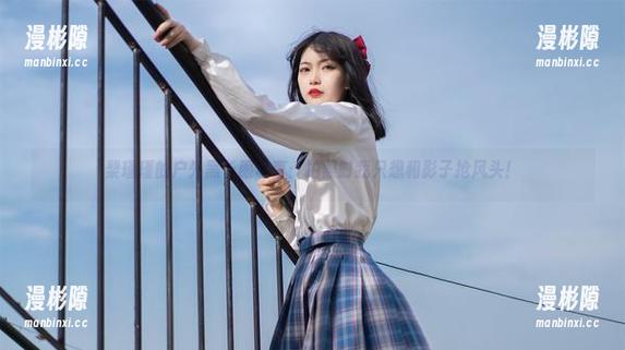 梨瑾瑾的户外黑长服写真：拍照时我只想和影子抢风头！