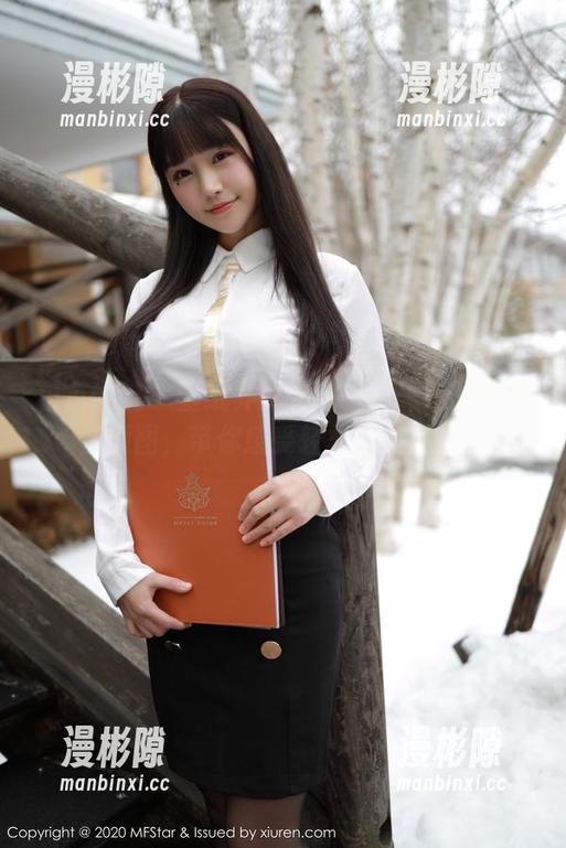 模范学院 - 壁纸界的新宠：吴思晚的秘密原图，带你感受轻柔的气息。
