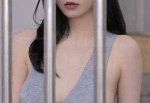 秀人网 – 乔一一的浴缸漫游：一幅写真壁纸里的奇幻漂流