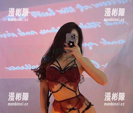 微密圈 - 纪念小小v的万圣节狂欢：最新图包中的“惊悚”与“迷人”瞬间。