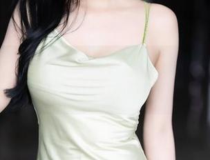 语画界 – 春风得意程程程：图包中的皮裙和她的娇柔时刻。