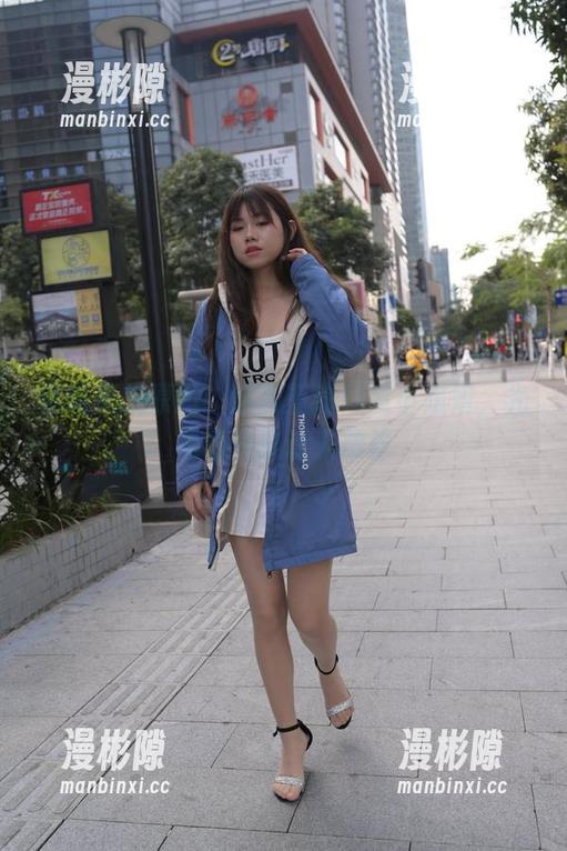 魔镜街拍原图：这灰蓝瑜伽裤小姐姐，光是看也能让人放松